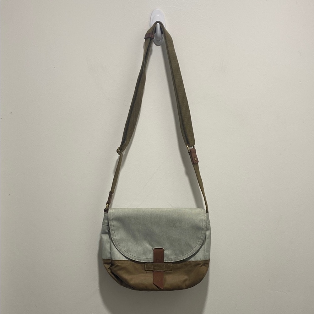 Hedgren Stylish Two-Tone Women’s Crossbody Bag 🌟